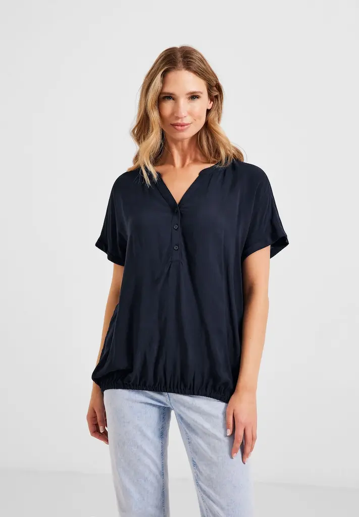 Bluse mit Elastiksaum