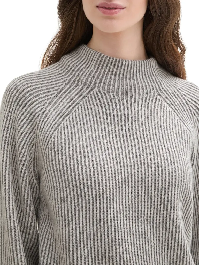 Gerippter Pullover mit Stehkragen