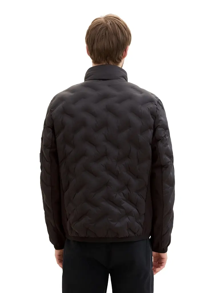 Hybrid Jacke mit verstaubarer Kapuze