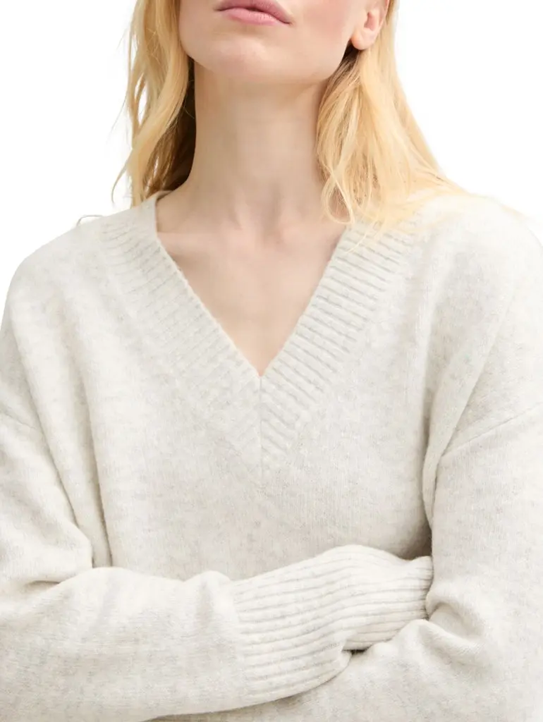 Langer Pullover mit V-Ausschnitt