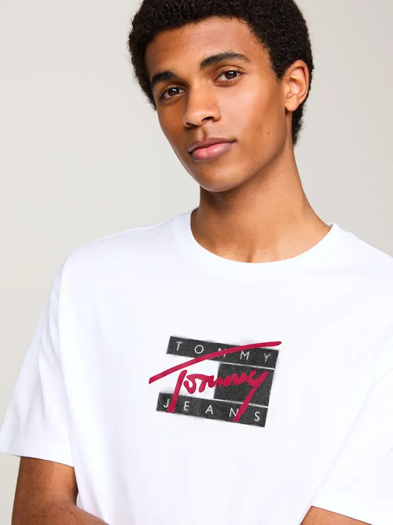 TJM REG STREET SIG FLAG TEE EXT